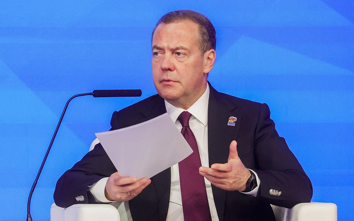 Медведев отреагировал на планы Мерца усилить армию словами про 1933 год
