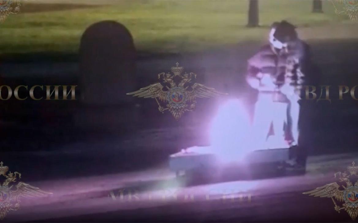 Полицейские поймали затушивших Вечный огонь на Марсовом поле в Петербурге