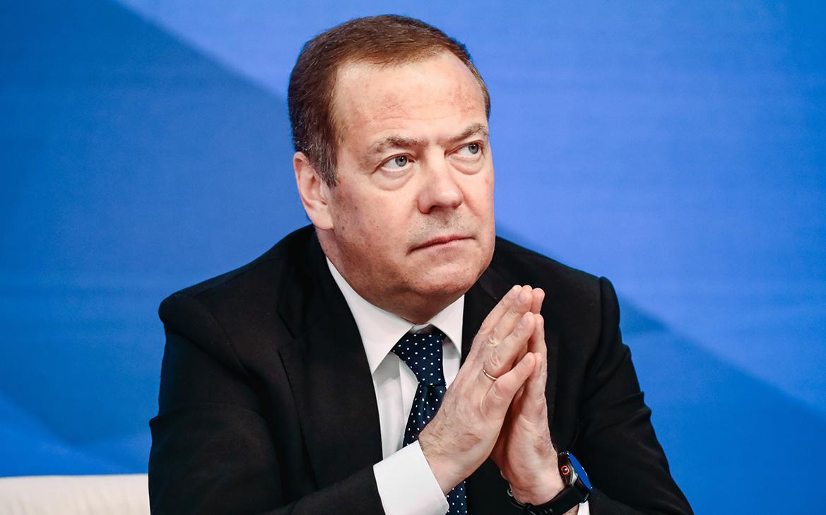 Медведев ответил Зеленскому на «бомбоубежища для чиновников Кремля»