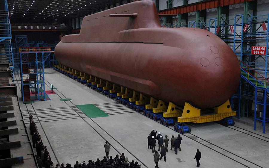 Северная Корея показала снимки своей первой атомной подлодки