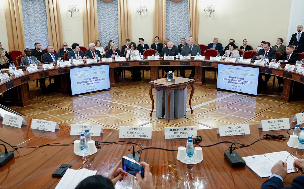 В Думе уволили 15 помощников депутатов после скандала с круглыми столами