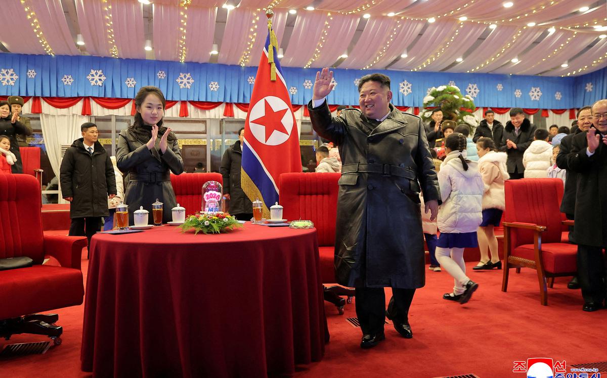 Дочь Ким Чен Ына посетила мавзолей в Пхеньяне вместе с отцом