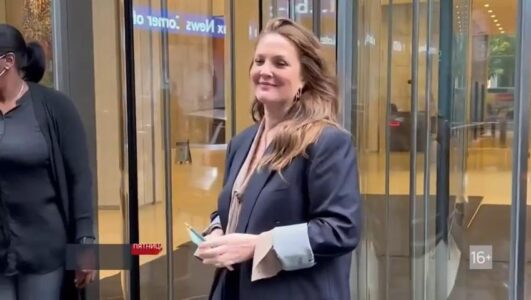 Они потрясли мир Дрю Бэрримор 28.11.2025 смотреть онлайн