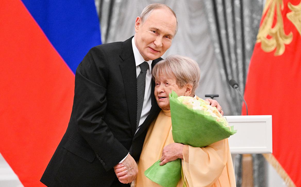 Путин по телефону поздравил с днем рождения Пахмутову во время концерта смотреть онлайн