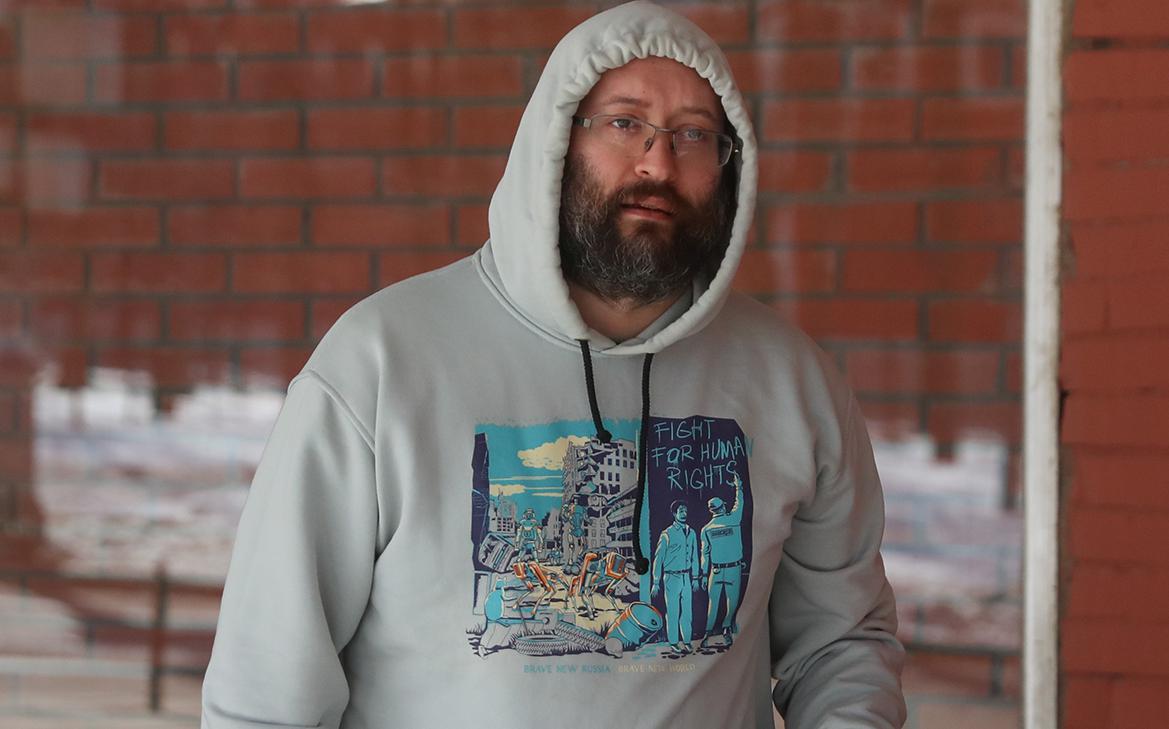 Суд приговорил Илью Азара к четырем годам колонии заочно