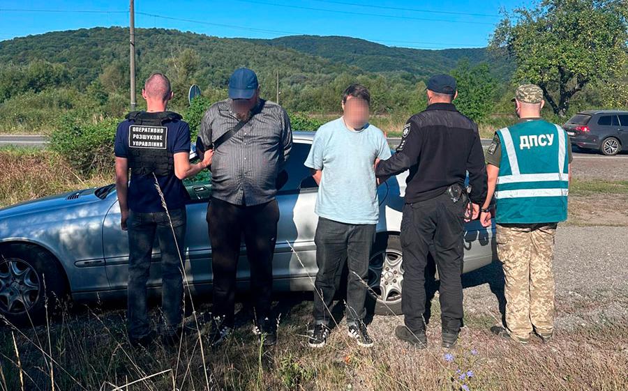На Украине священник пытался под рясами провезти через границу уклониста