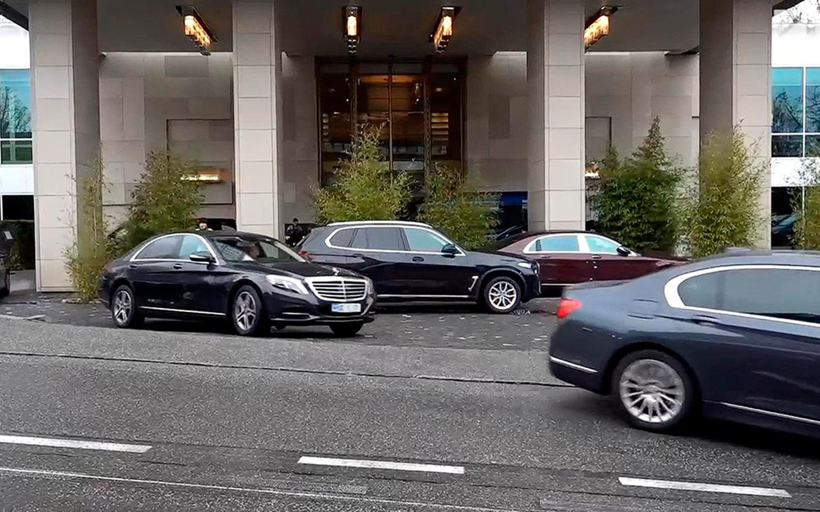 Российская делегация покинула отель в Женеве после переговоров. Видео