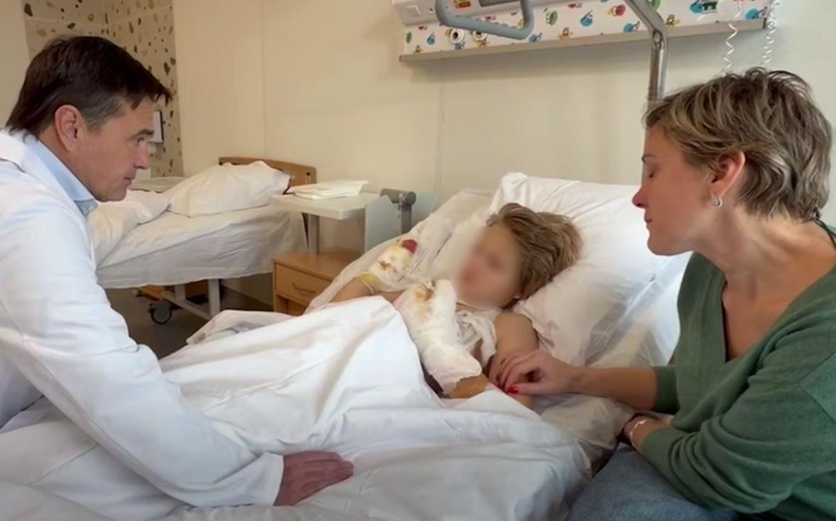 Воробьев посетил поднявшего заминированную купюру мальчика. Видео