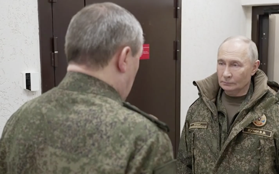 Путин заслушал доклад на пункте управления объединенной группировки войск