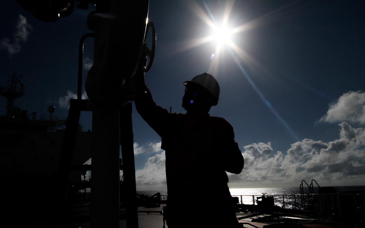 Идущий в Индию танкер с российской нефтью развернулся после санкций США