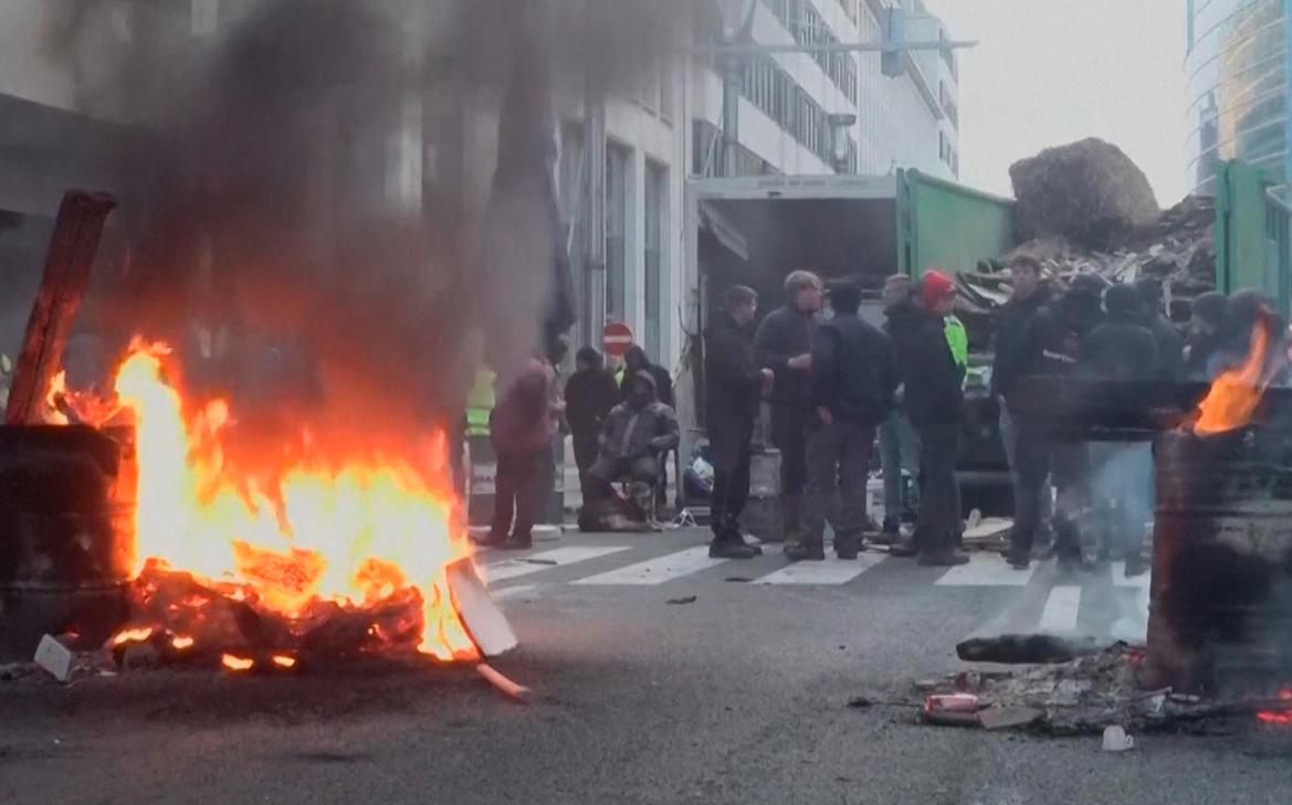 В Брюсселе фермеры на тракторах пытались прорваться к европарламенту