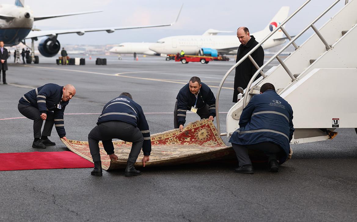 The Guardian оценил армянский ковер у трапа при встрече Вэнса в Ереване