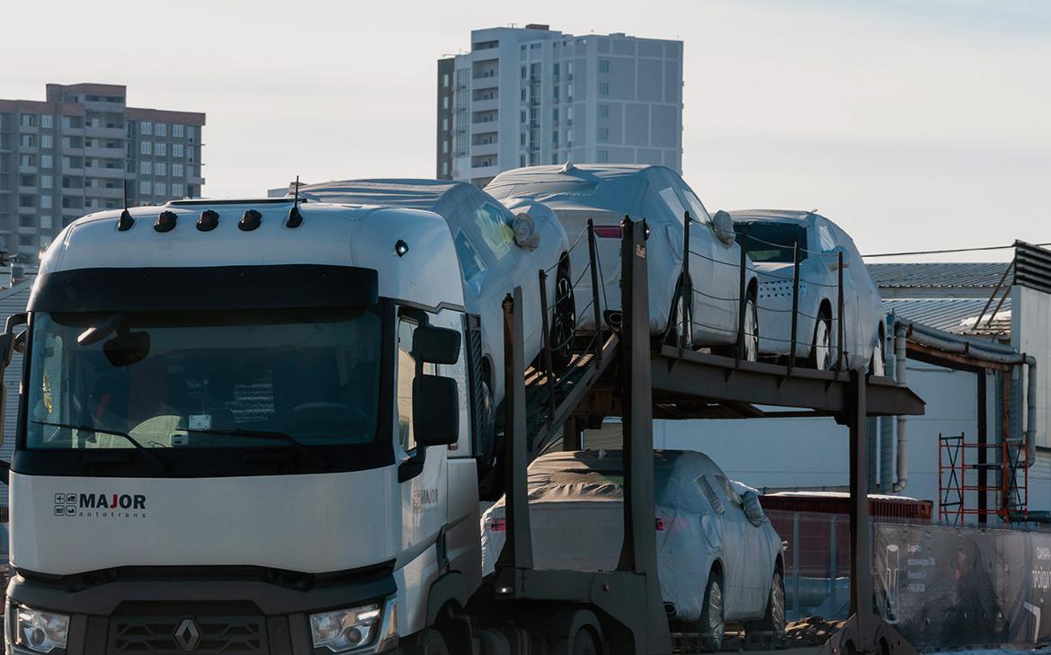 Экспорт китайских автомобилей в Россию упал почти на 60%