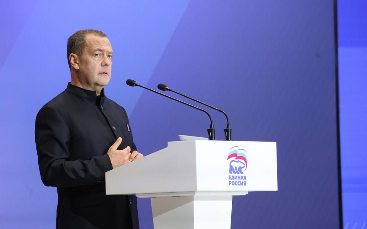 Медведев ответил на идею готовить из военных топ-менеджеров предприятий
