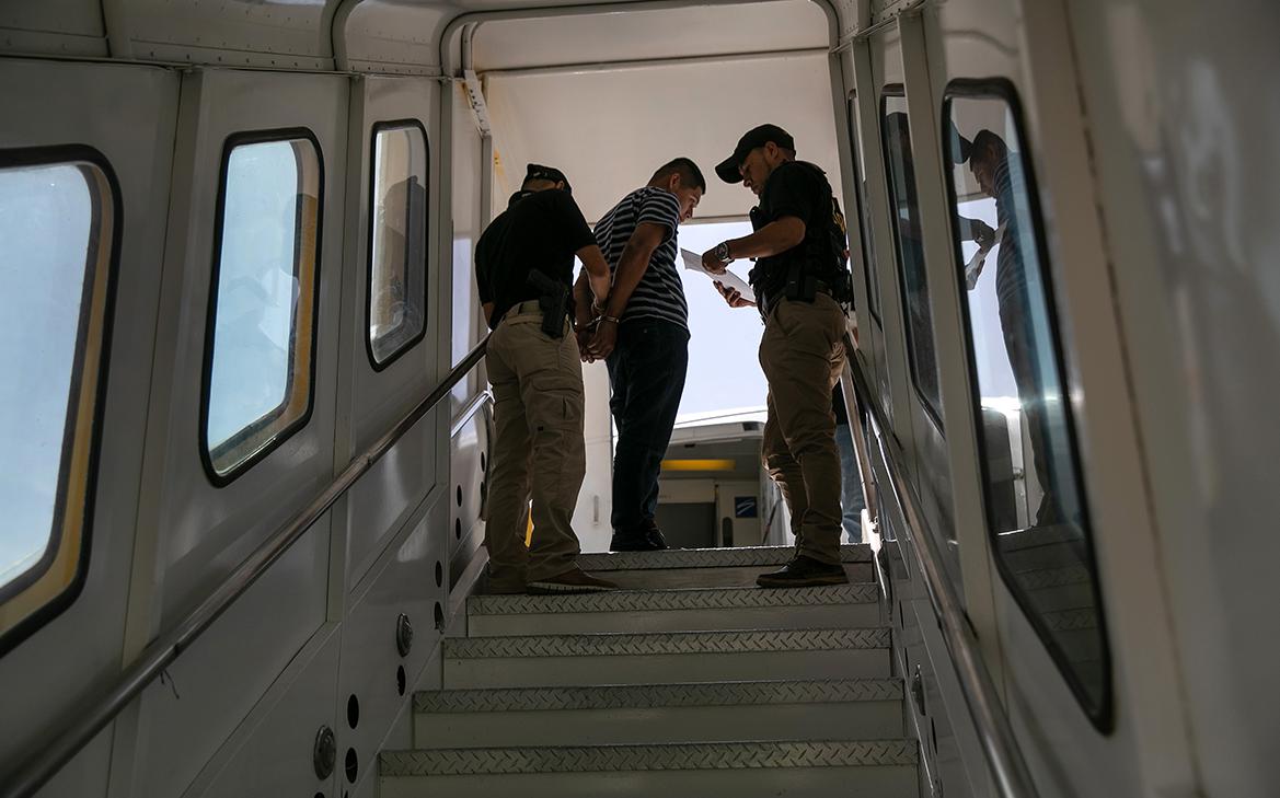 В Киеве заявили, что «найдут применение» депортированным из США украинцам