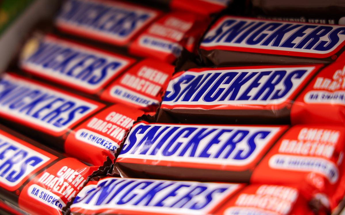 Британский инспектор раскрыл, съест ли свой Snickers с фразой на русском