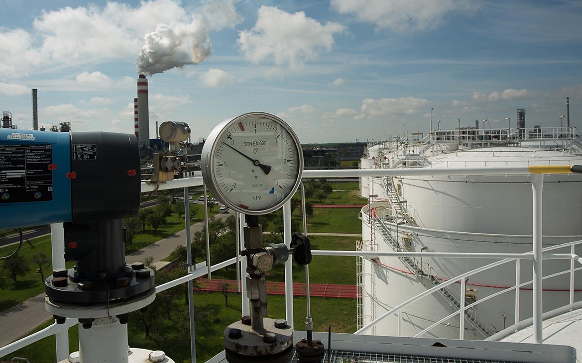 Словакия объявила о кризисе и приостановила экспорт топлива на Украину