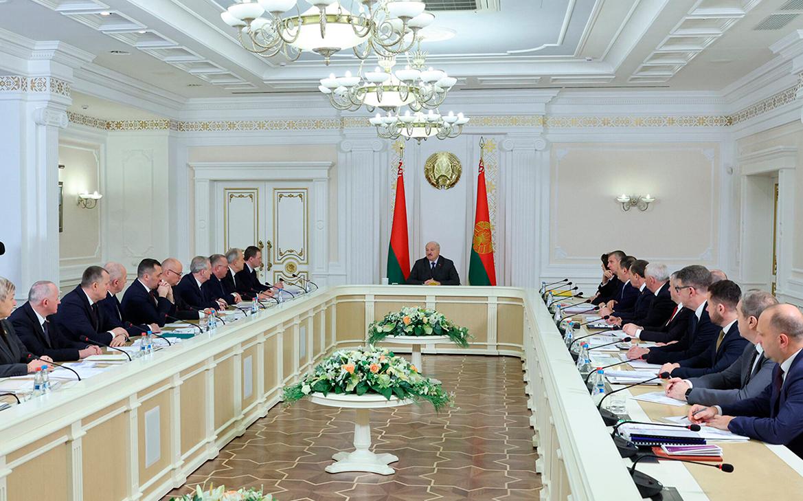 Лукашенко объяснил пользу разговоров по городскому телефону