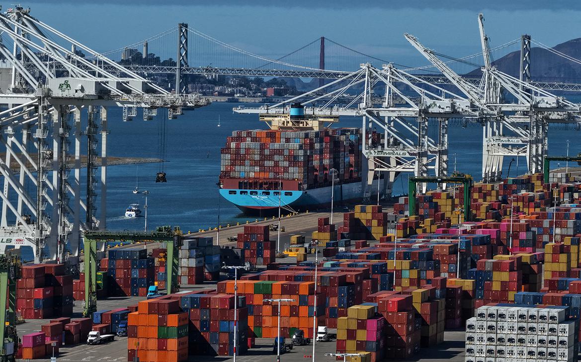 FA объяснил противоречия в политике первой и второй администраций Трампа