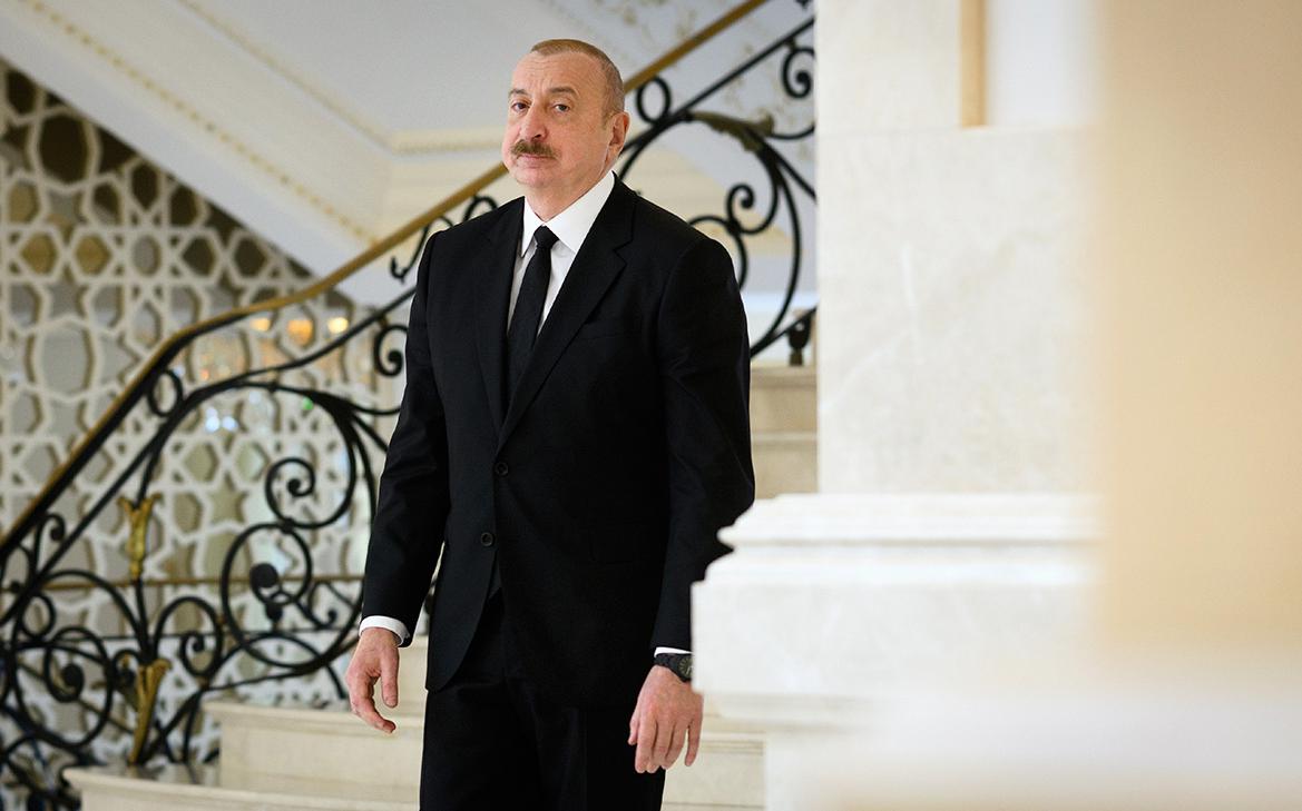 Алиев сообщил о контактах с Россией из-за повреждений посольства в Киеве