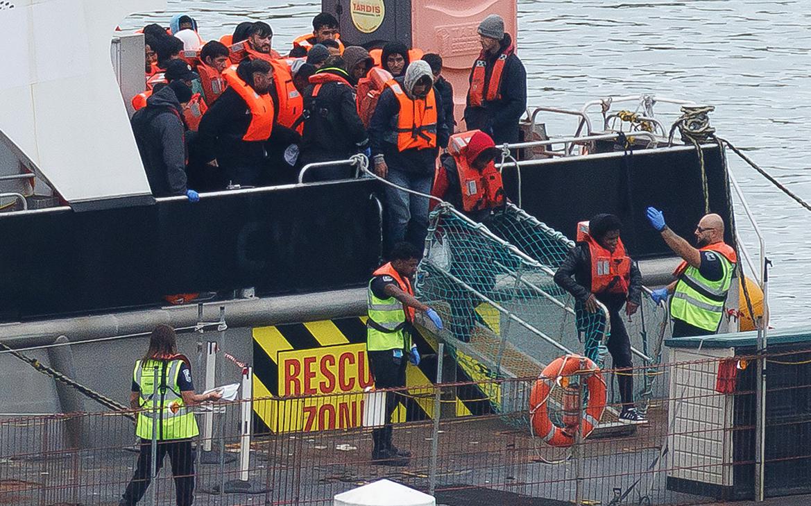 В Британии тысячи мигрантов переселят из отелей в казармы