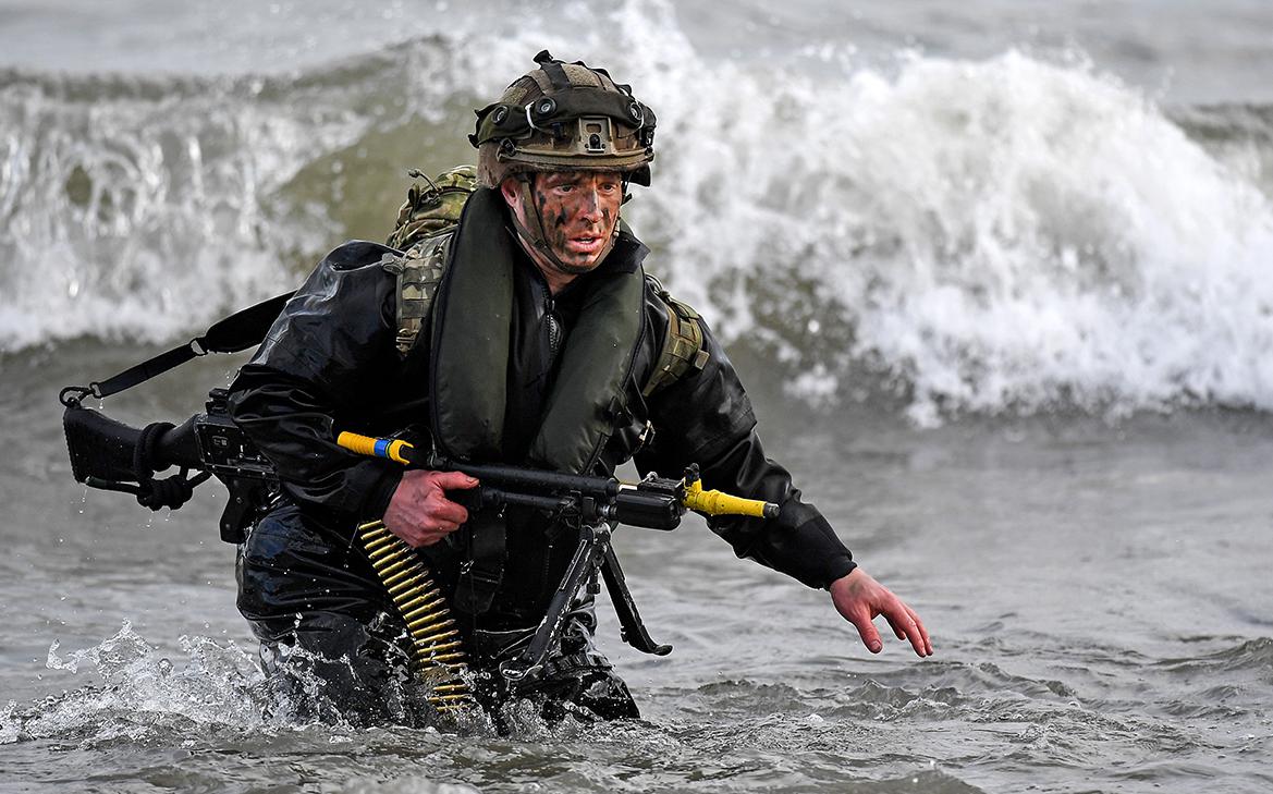 Британских морпехов начали обучать захвату судов и нефтяных вышек море