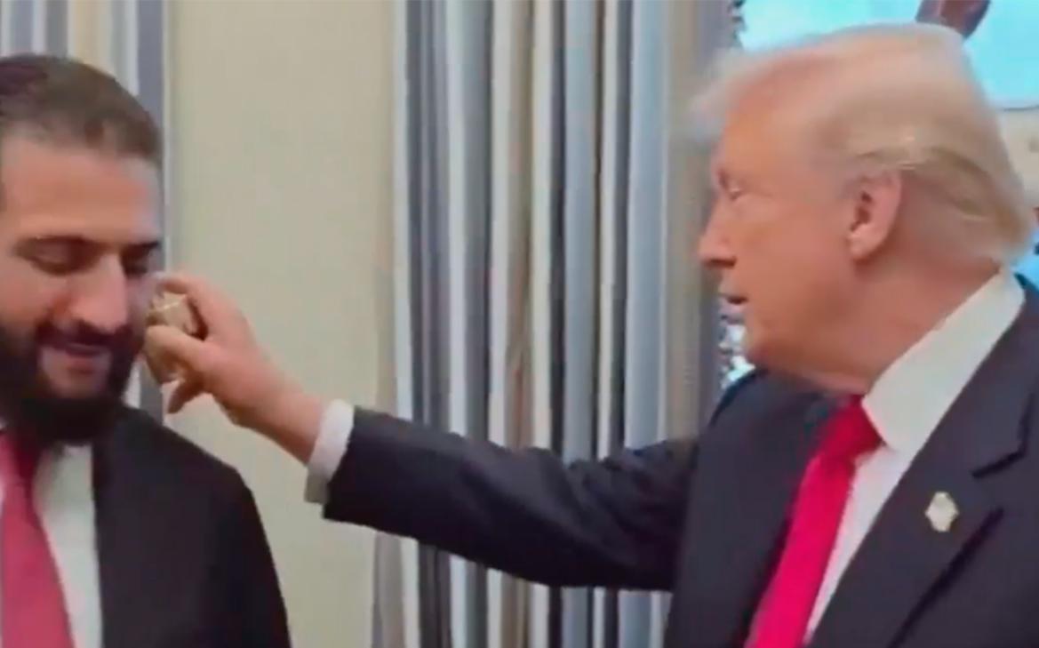 Трамп надушил президента Сирии собственным парфюмом. Видео