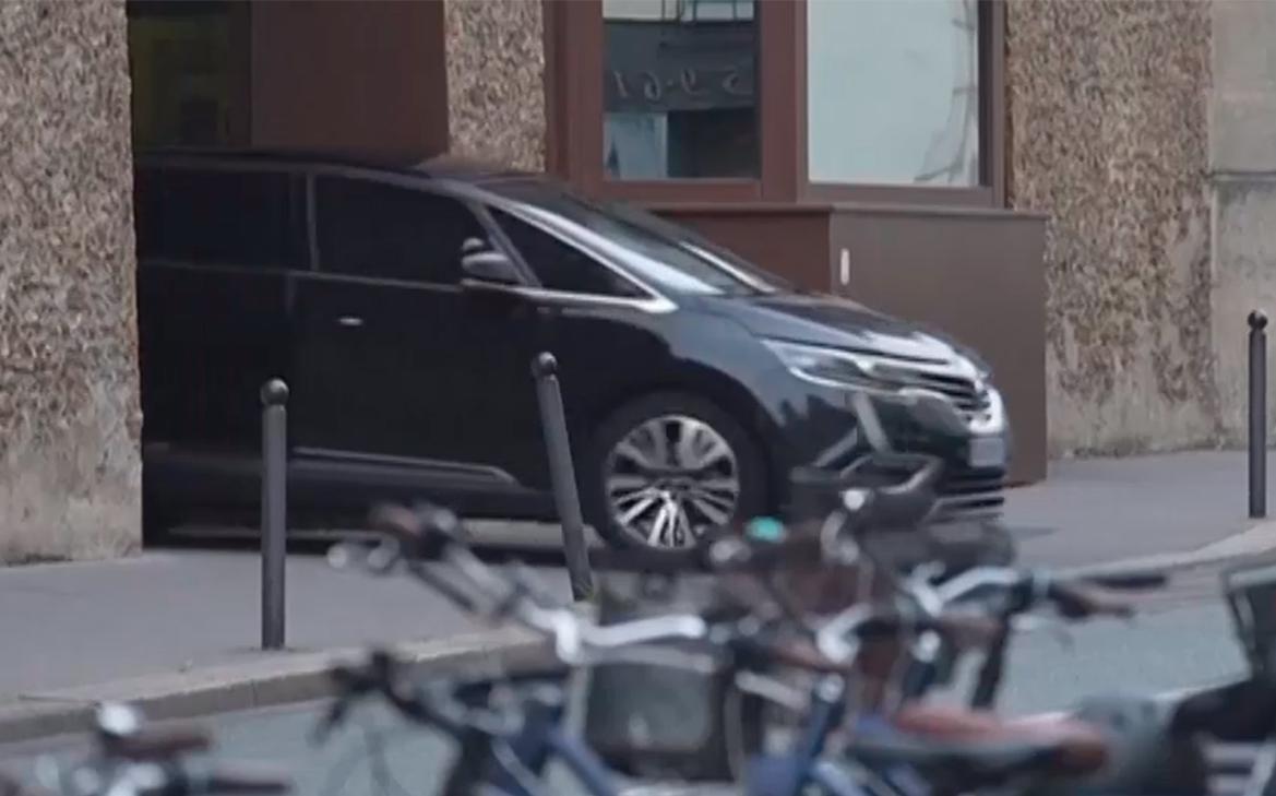 Саркози покидает тюрьму в Париже. Видео