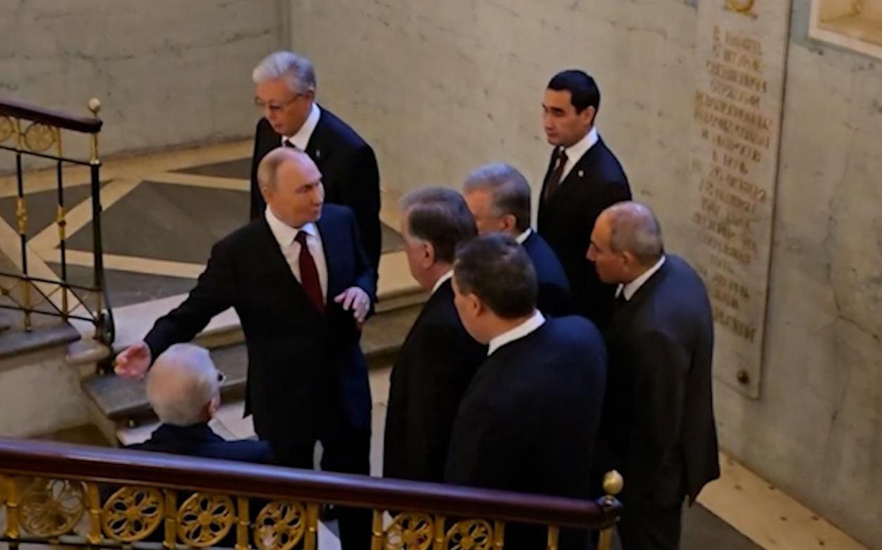 Путин провел экскурсию по Эрмитажу лидерам стран СНГ. Видео